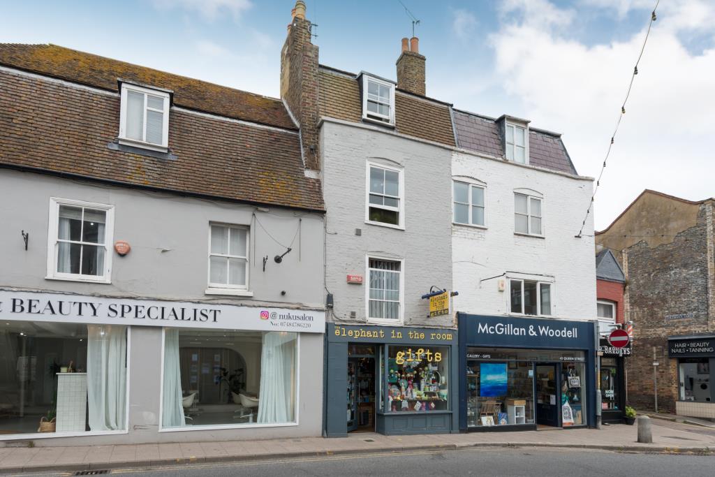 Lot: 125 - FOUR STOREY COMMERCIAL PROPERTY IN TOWN CENTRE - Four storey mid-terrace commercial property